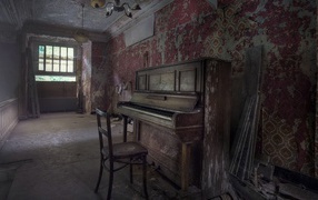 Old piano in the old room