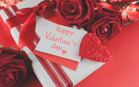 Подарок и открытка с цветами на День Влюбленных 14 февраля