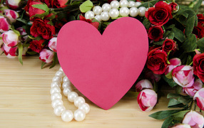 Розовое сердце, букет роз и бусы из жемчуга для любимой на день влюбленных