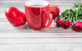 Кружка на столе с сердцем и букетом роз на День Святого Валентина