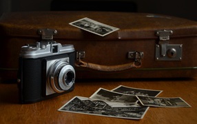Старый фотоаппарат с чемоданом и фото 