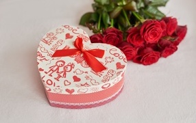 Коробка в форме сердца и букет роз для девушки на 14 февраля