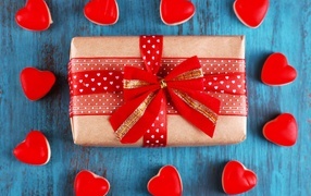 Большой подарок с сердечками на День Святого Валентина