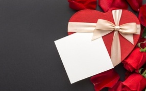 Подарок розы и белый лист на черном фоне, шаблон открытки на 14 февраля