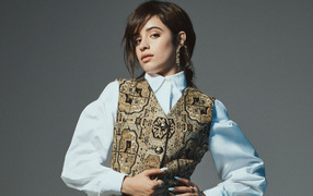 White blouse and vest in the image of singer Camila Cabello