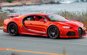 Стильный красный автомобиль Bugatti Chiron Super Sport L'Aura