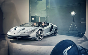 Серебристый автомобиль Lamborghini Centenario Roadster в комнате