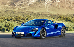 Синий быстрый автомобиль McLaren Artura