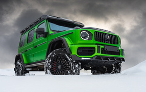 Front view of the green Mercedes-AMG G 63 Inferno 4x4 jeep