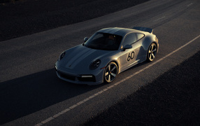 Гоночный автомобиль Porsche 911 Sport Classic на трассе