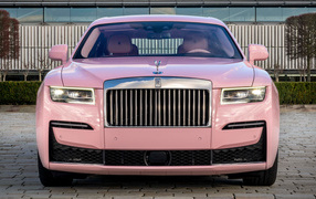 Розовый автомобиль Rolls-Royce Ghost вид спереди