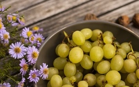 Белый виноград в миске с цветами