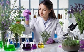 Девушка биолог в лаборатории с растениями