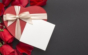 Подарок и цветы на сером фоне, шаблон поздравительной открытки