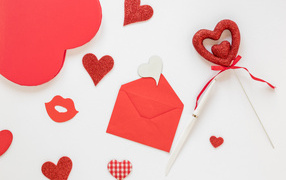Сердечки и конверт на белом фоне на день святого Валентина