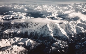 Вид на покрытые белым снегом горы
