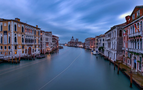 Водный канал в городе Венеция, Италия