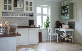 Белый кухонный гарнитур в комнате
