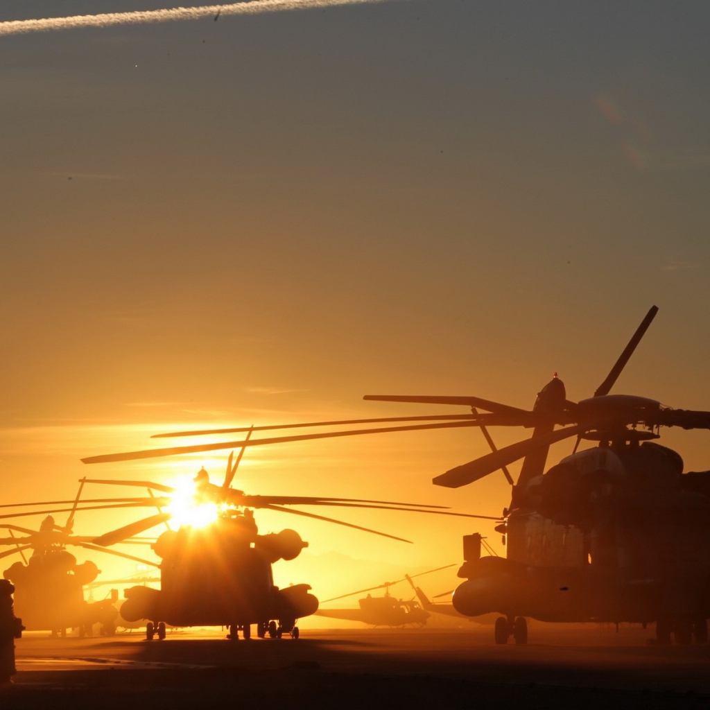 Несколько вертолетов на фоне заката