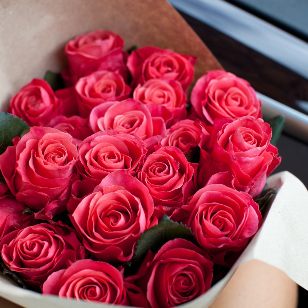 Bouquet of pink roses in the car