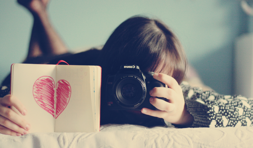 	   Girl with Canon camera