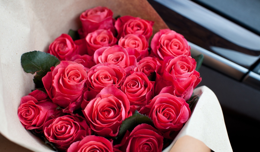 Букет розовых роз в машине
