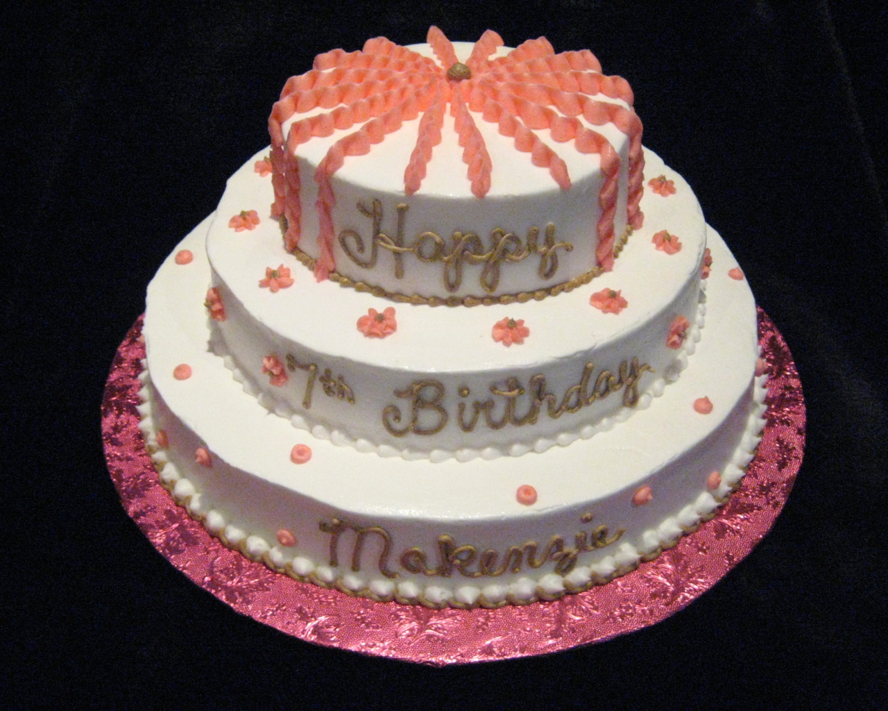  Вкусный торт ко дню рождения на черном фоне