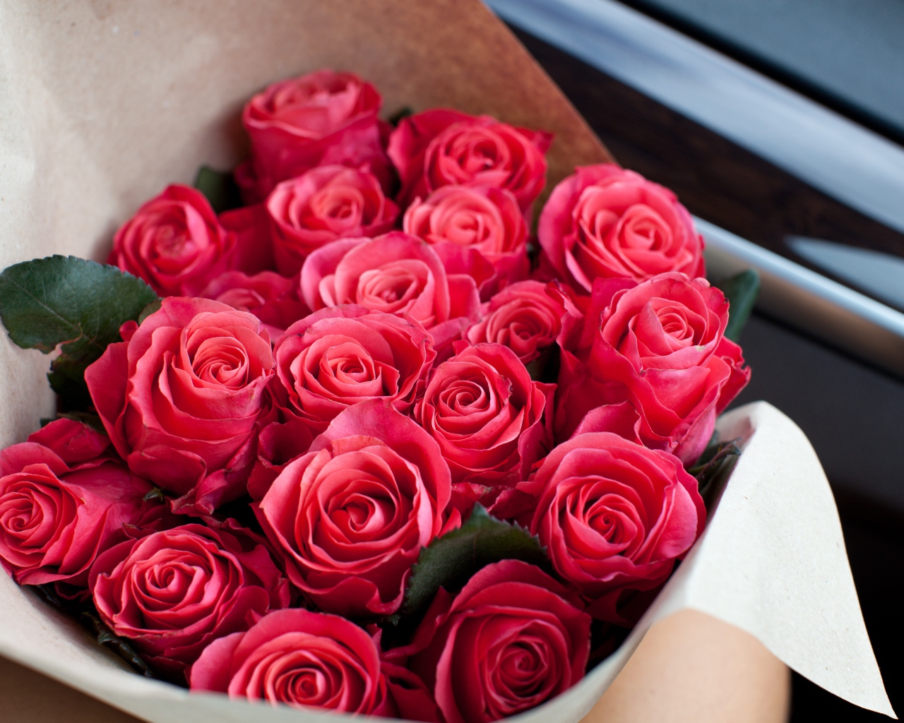 Bouquet of pink roses in the car