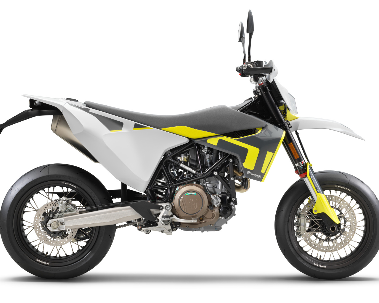 Гоночный мотоцикл Husqvarna 701 Supermoto, 2021 года на белом фоне