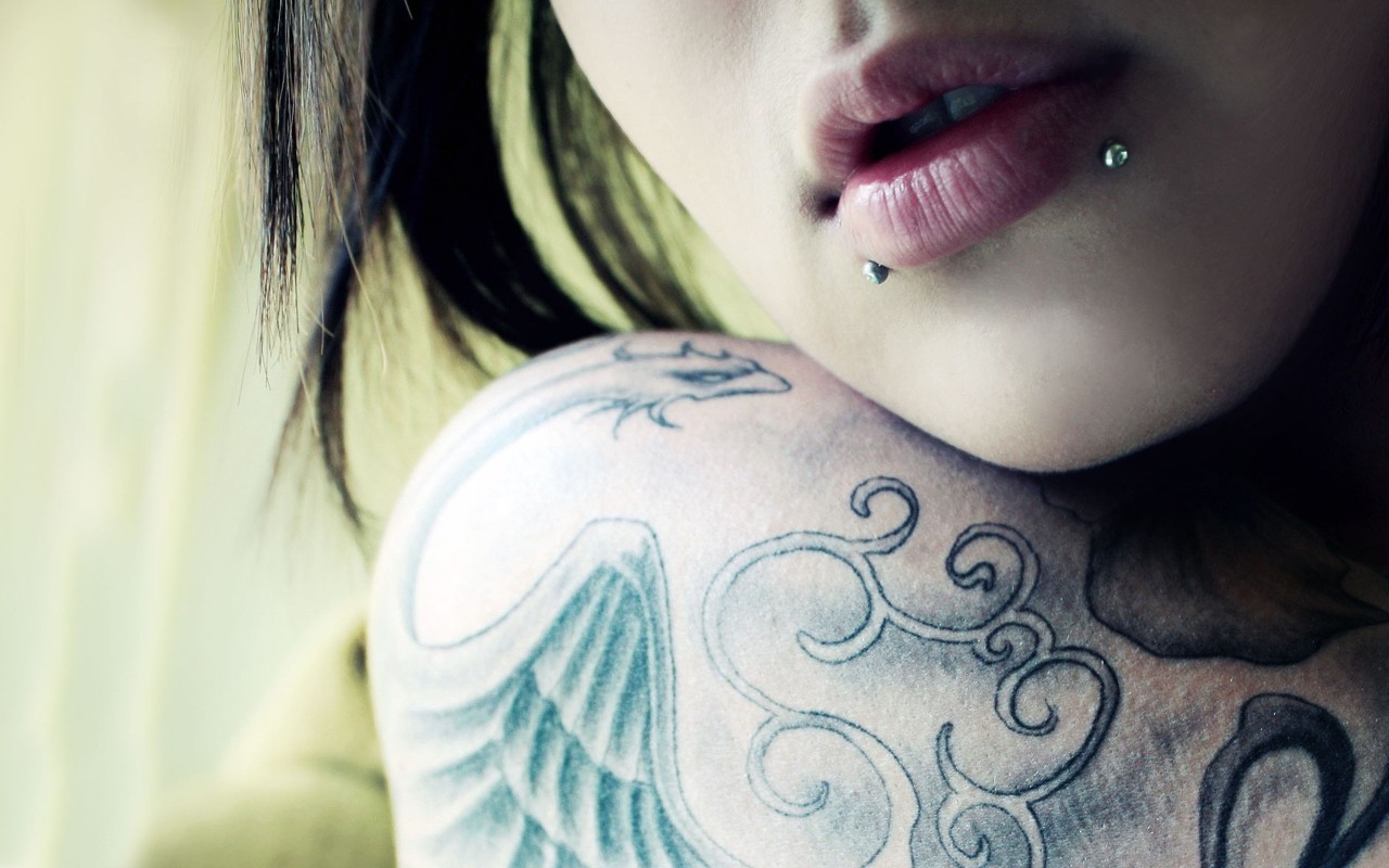 Emo_Piercing_tattoo_photo_030505_.jpg