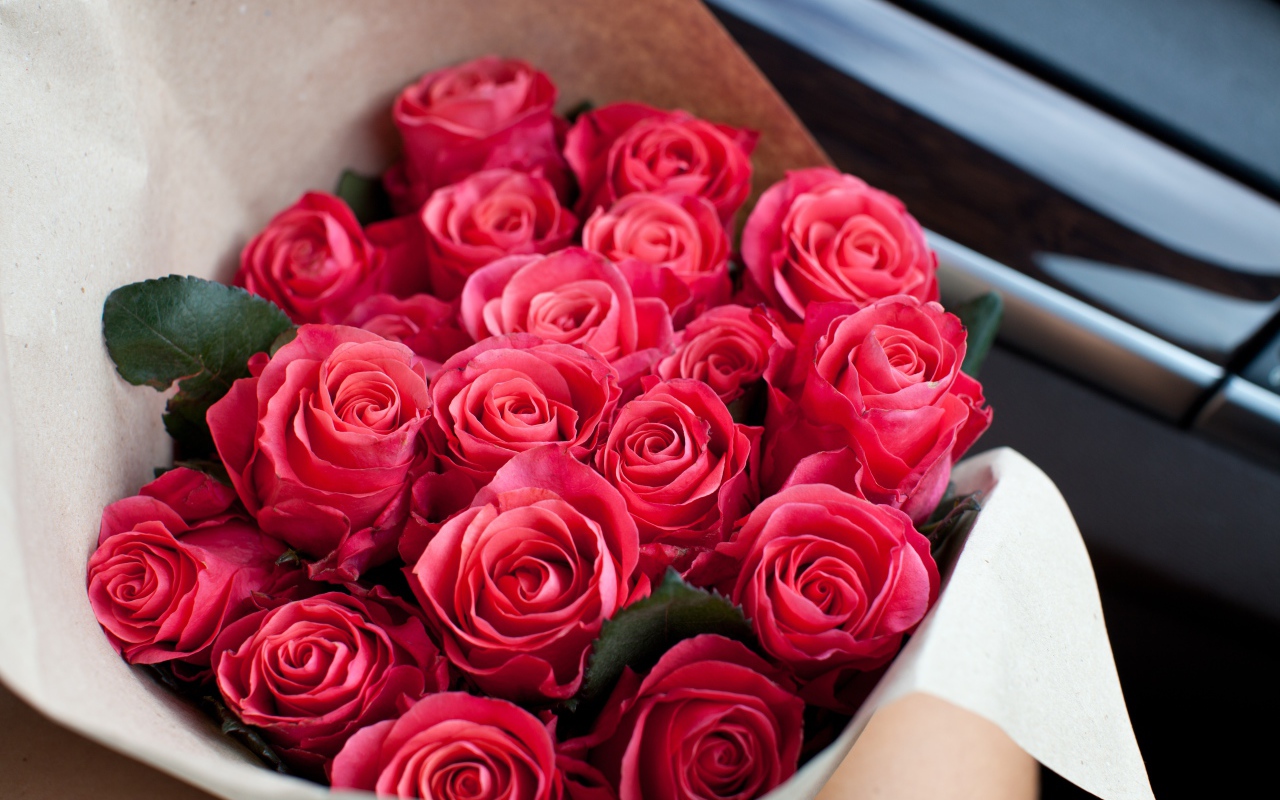 Букет розовых роз в машине