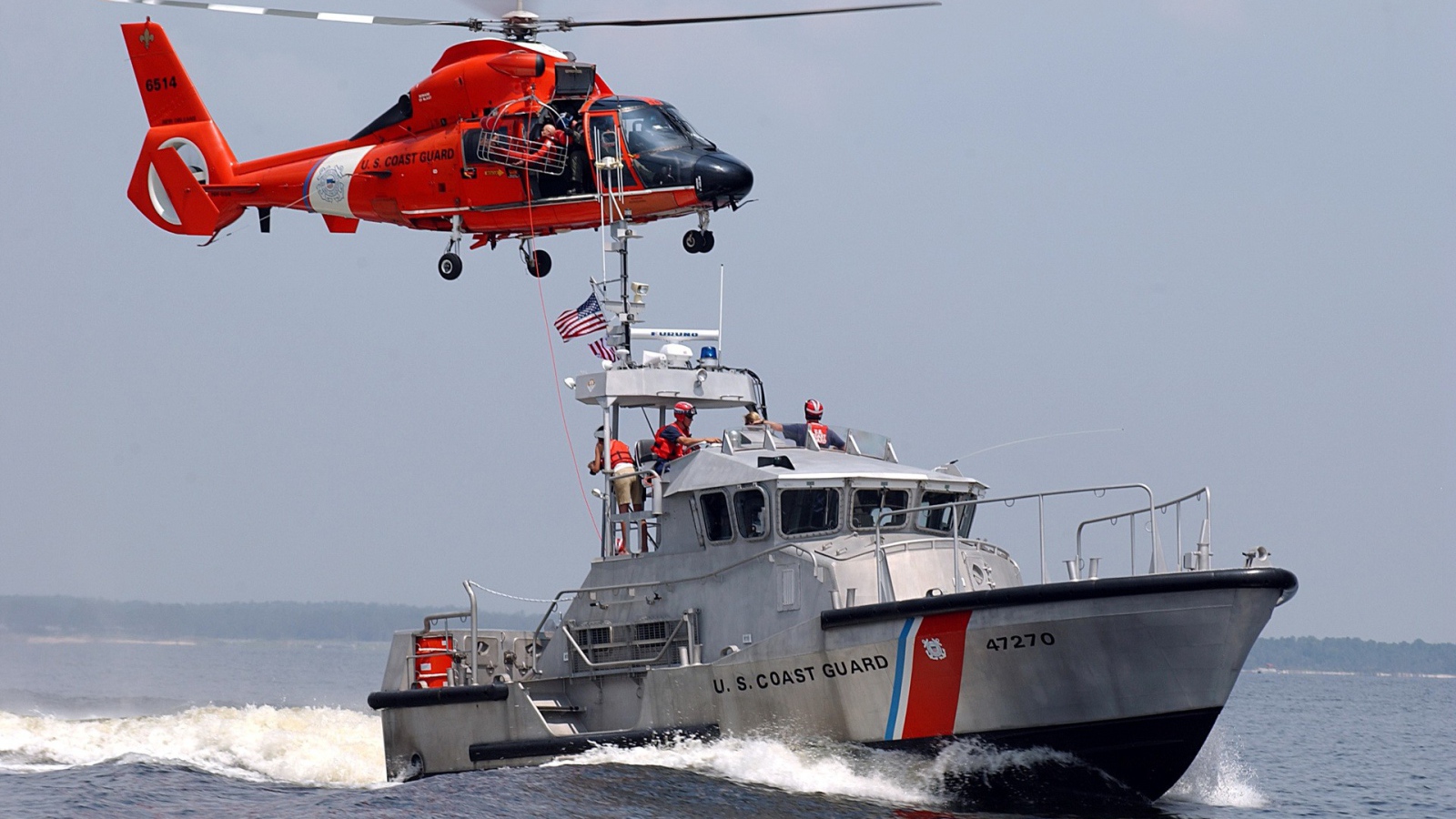 Вертолет и катер береговой охраны США