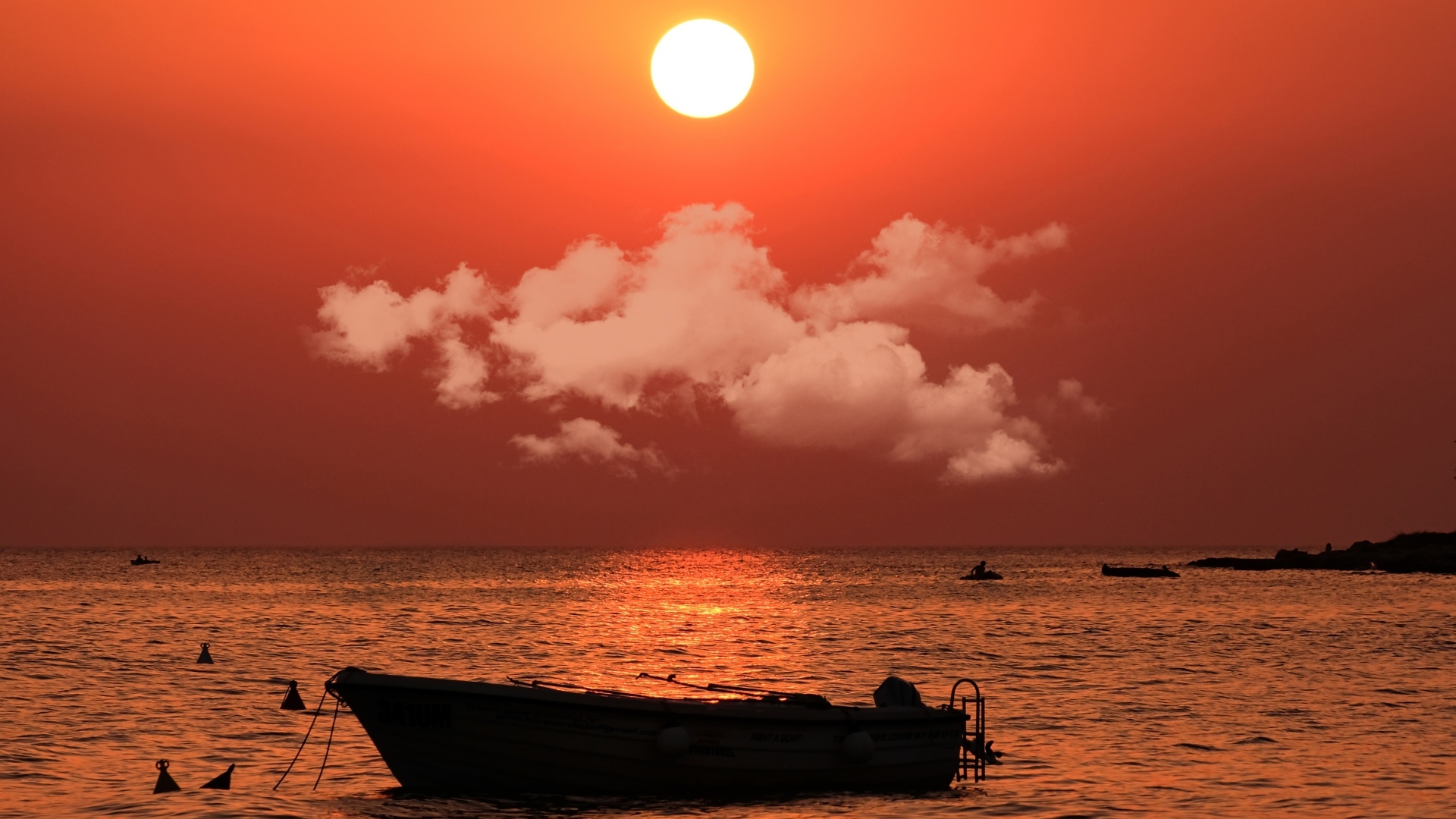 Старая лодка в воде на закате солнца