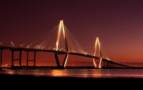 Мост освещенный ночью