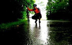 The bicyclist on a wet road