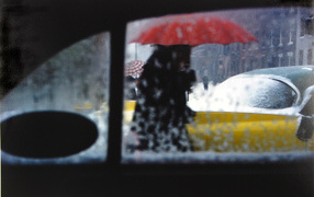 Фотография человека под красным зонтом