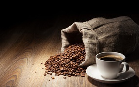 Зерна и чашка кофе