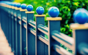 Синий забор с шариками
