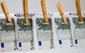 Просушка евро на веревке