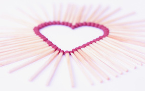 Сердце из спичек на День Святого Валентина 14 февраля