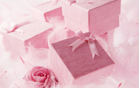 Розовые коробки с подарками на День Святого Валентина 14 февраля