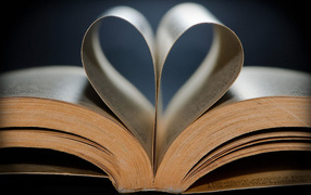 Сердце из книги на День Святого Валентина 14 февраля