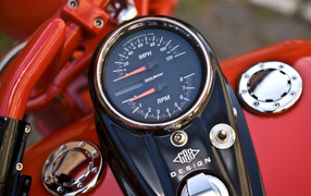 Спидометр красного мотоцикла