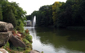 Река с фонтаном