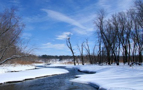 Снег на берегу реки