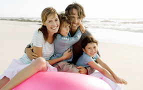 Счастливая семья на пляже