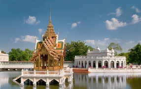 Беседка на воде на курорте Аютайя, Таиланд