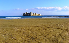Старинный форт у побережья в Мерсине, Турция