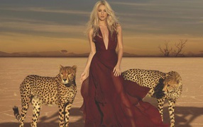 Шакира в красном платье с леопардами