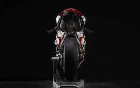 Вид сзади на мотоцикл MV Agusta F4 RC